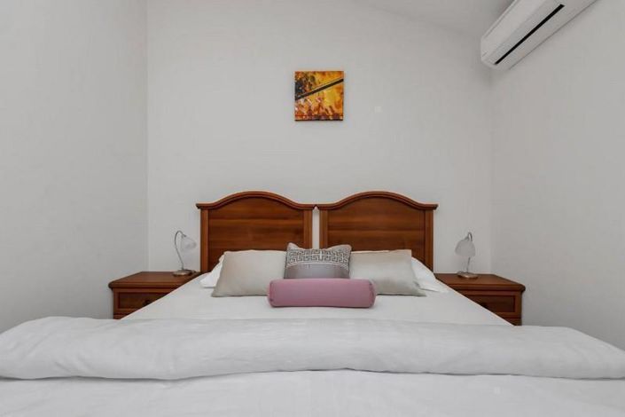 Image No.13-13 Bed Property for sale