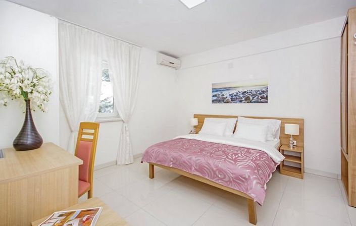 Image No.8-4 Bed Property for sale