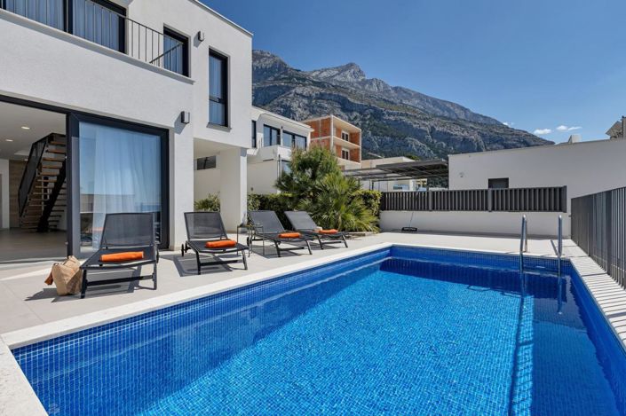 Image No.1-4 Bed Property for sale