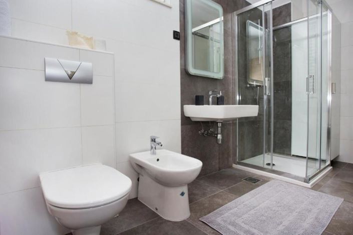 Image No.20-5 Bed Property for sale