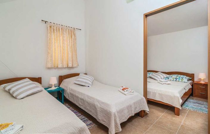 Image No.10-6 Bed Property for sale