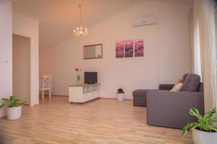 Image No.12-7 Bed Property for sale