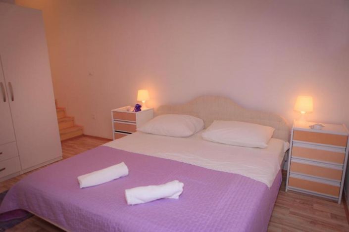 Image No.17-7 Bed Property for sale