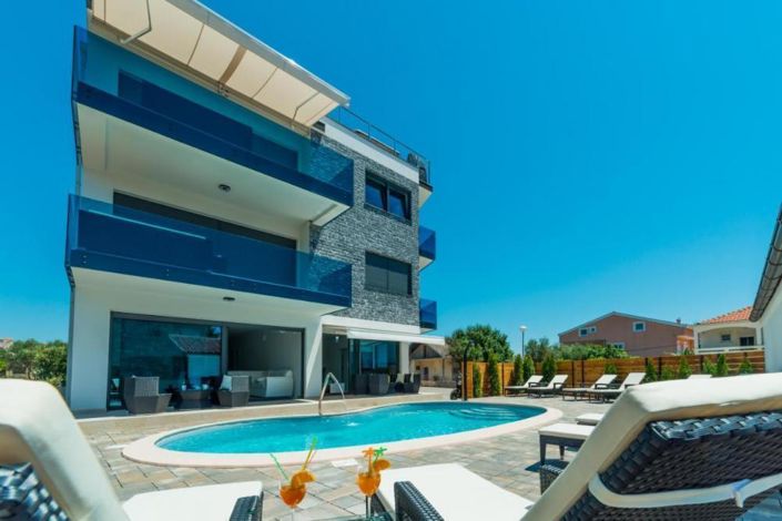 Image No.1-Propriété de 12 chambres à vendre à Vir