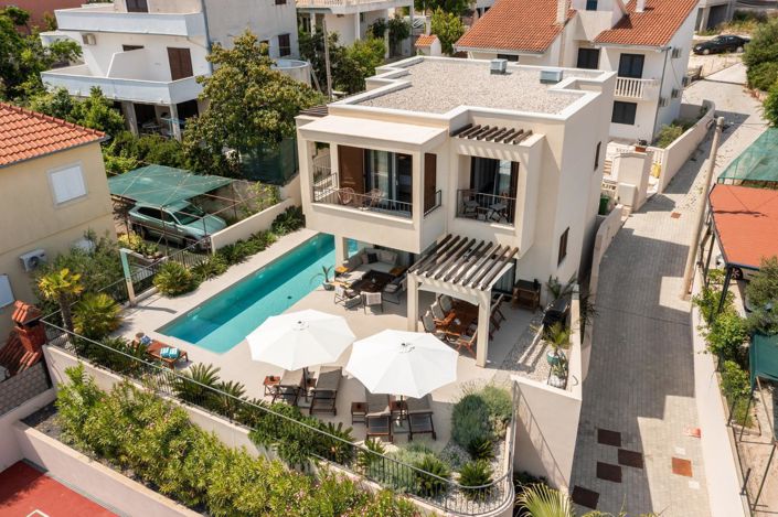 Image No.2-4 Bed Property for sale