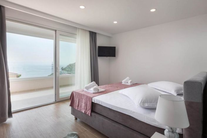 Image No.12-4 Bed Property for sale