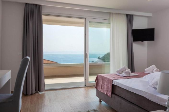 Image No.17-4 Bed Property for sale