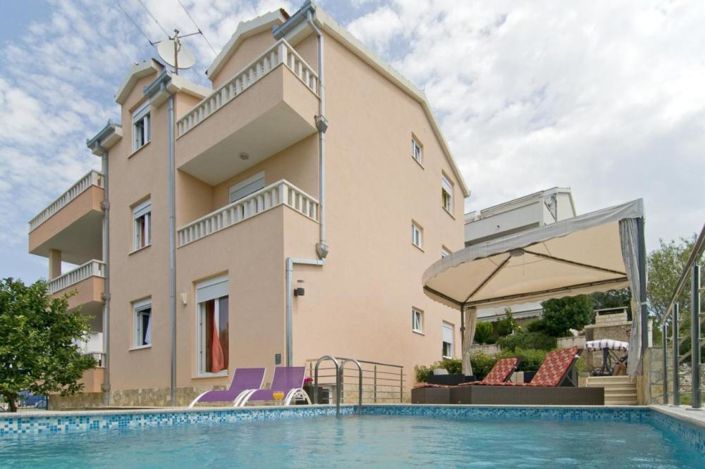 Image No.1-9 Bed Property for sale