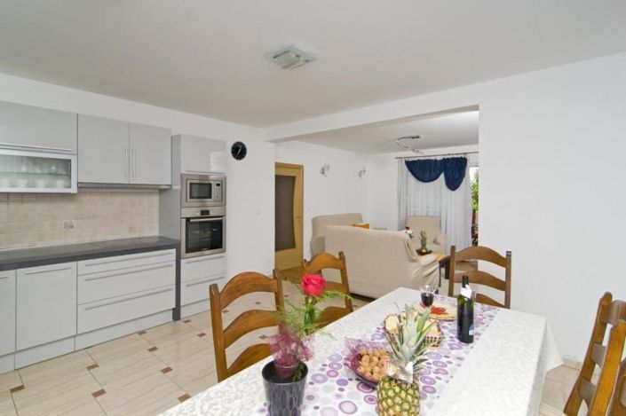 Image No.18-9 Bed Property for sale