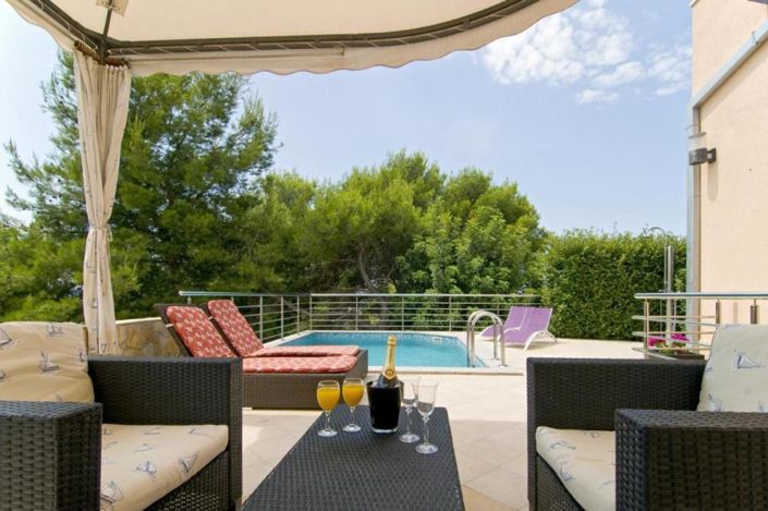 Image No.5-9 Bed Property for sale