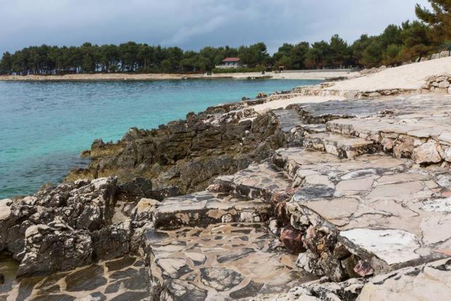 Image No.19-10 Bed Property for sale