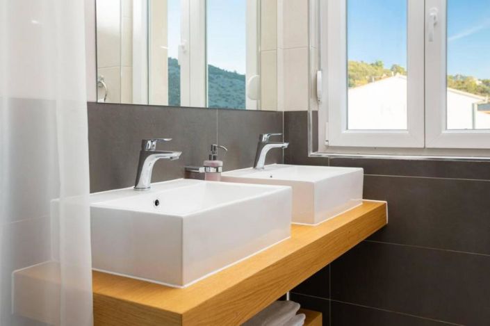 Image No.12-5 Bed Property for sale