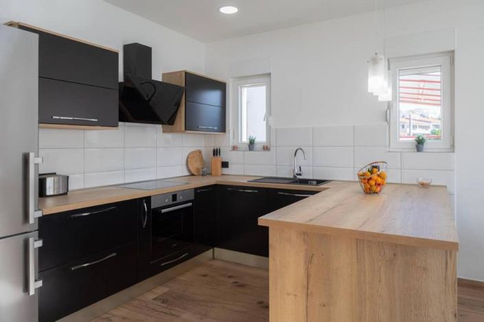 Image No.25-5 Bed Property for sale