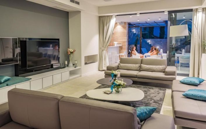 Image No.15-4 Bed Property for sale