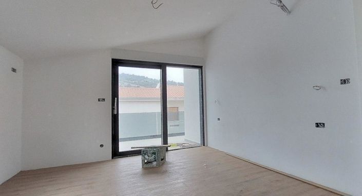 Image No.20-4 Bed Property for sale