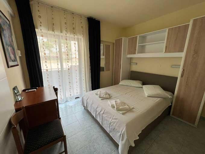 Image No.16-21 Bed Property for sale