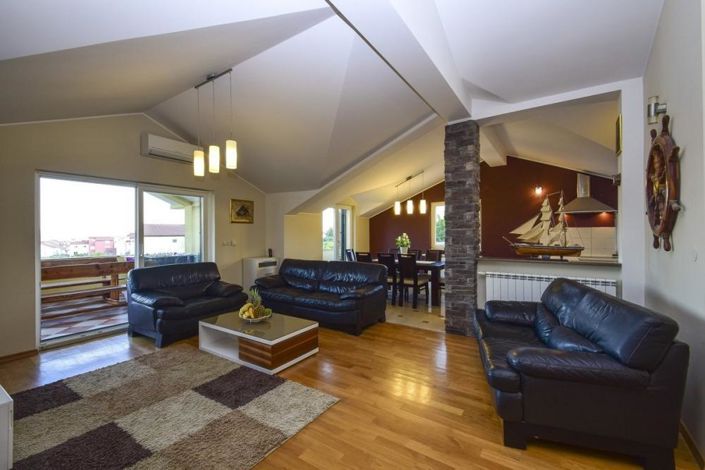 Image No.10-7 Bed Property for sale