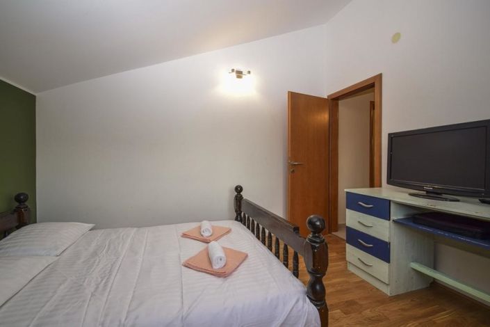 Image No.17-7 Bed Property for sale