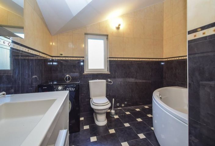 Image No.20-7 Bed Property for sale