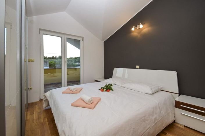 Image No.25-7 Bed Property for sale