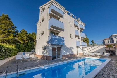 1 - Podstrana, Property