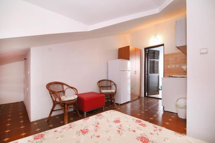 Image No.17-9 Bed Property for sale