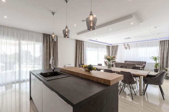 Image No.16-5 Bed Property for sale