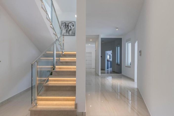 Image No.19-5 Bed Property for sale