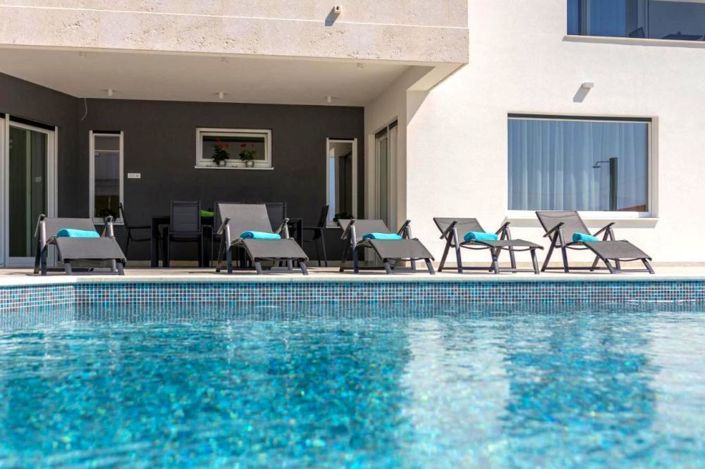 Image No.2-5 Bed Property for sale