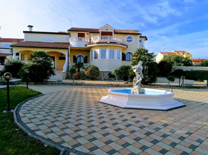 Image No.2-4 Bed Property for sale