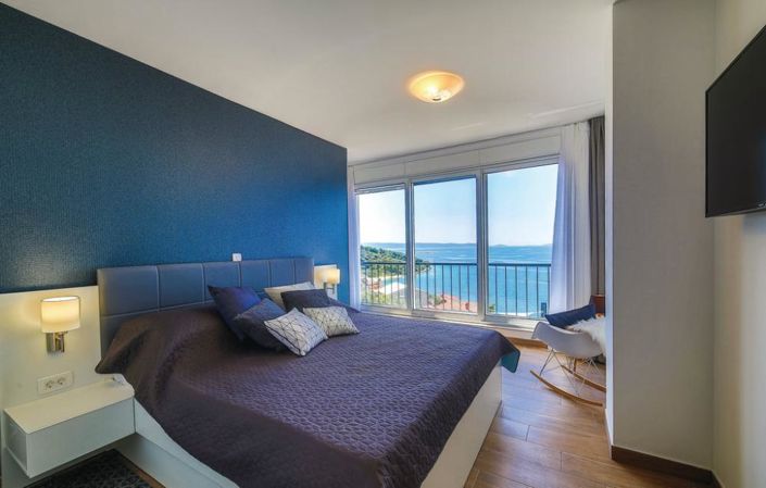 Image No.10-5 Bed Property for sale