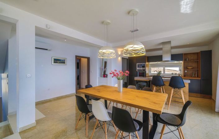 Image No.20-5 Bed Property for sale