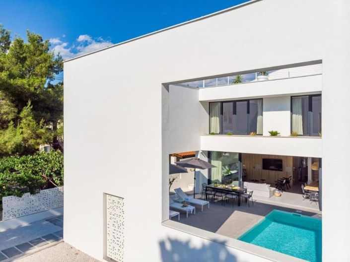 Image No.15-5 Bed Property for sale