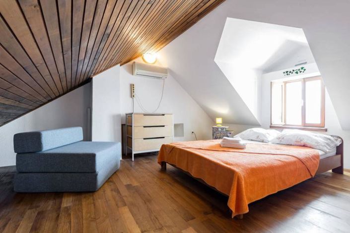 Image No.17-8 Bed Property for sale