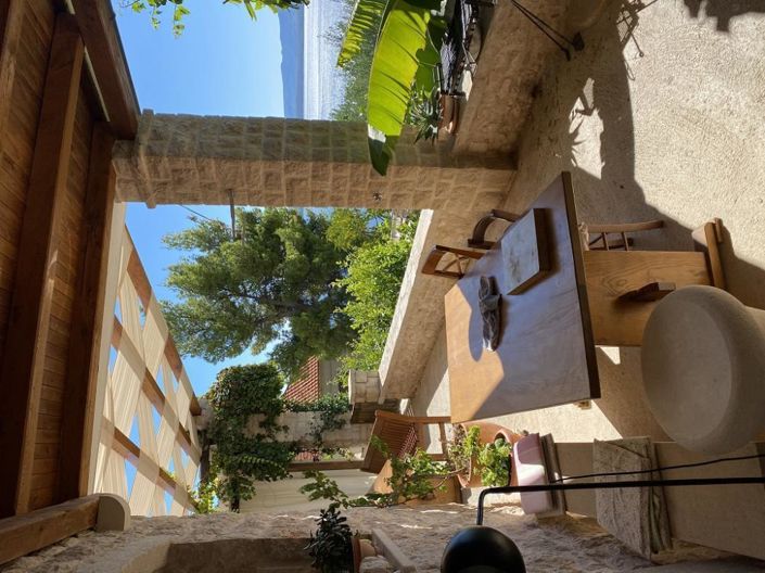 Image No.18-8 Bed Property for sale