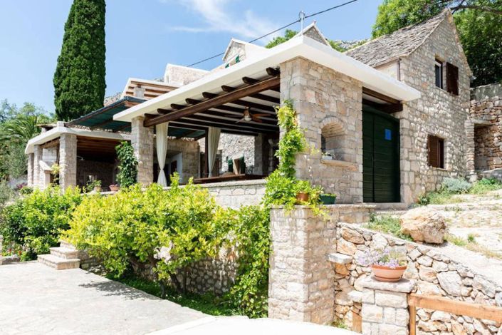 Image No.25-8 Bed Property for sale