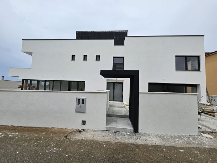 Image No.10-4 Bed Property for sale