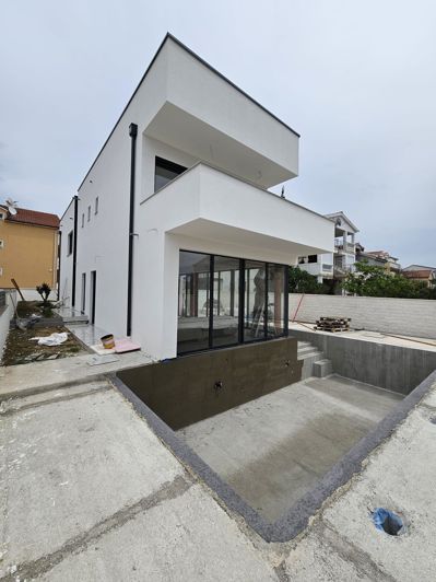 Image No.4-4 Bed Property for sale