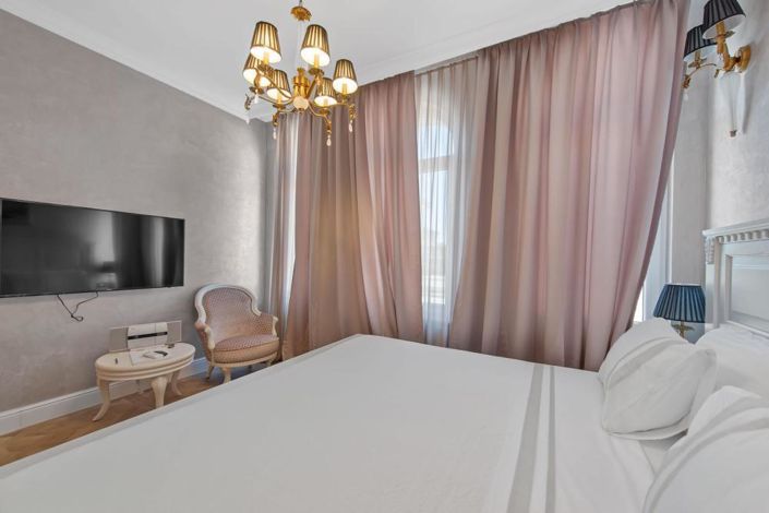 Image No.14-5 Bed Property for sale