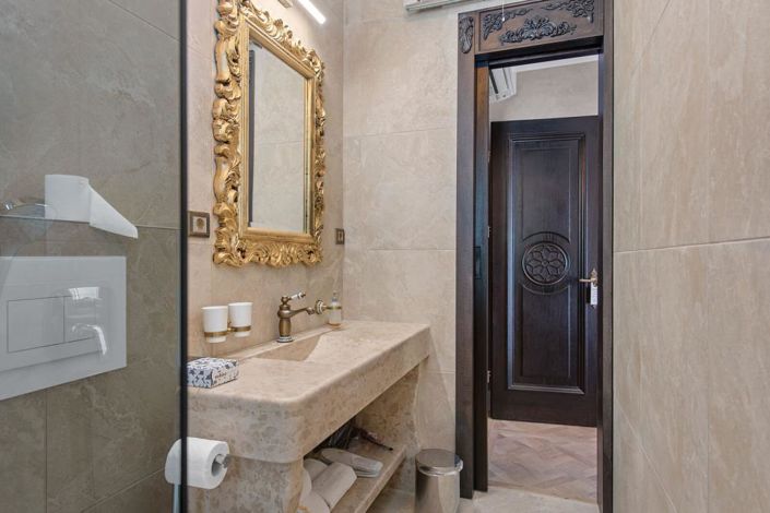 Image No.18-5 Bed Property for sale