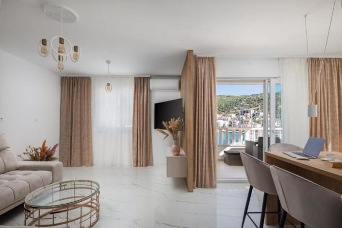 Image No.24-13 Bed Property for sale