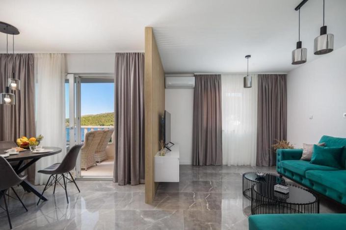 Image No.25-13 Bed Property for sale