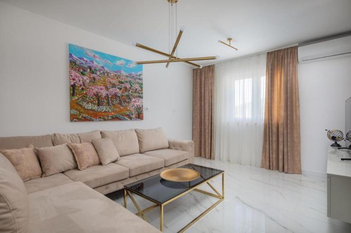 Image No.5-13 Bed Property for sale