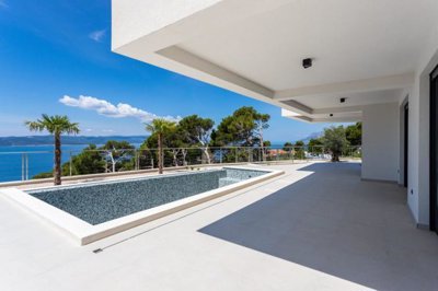 1 - Brela, Property