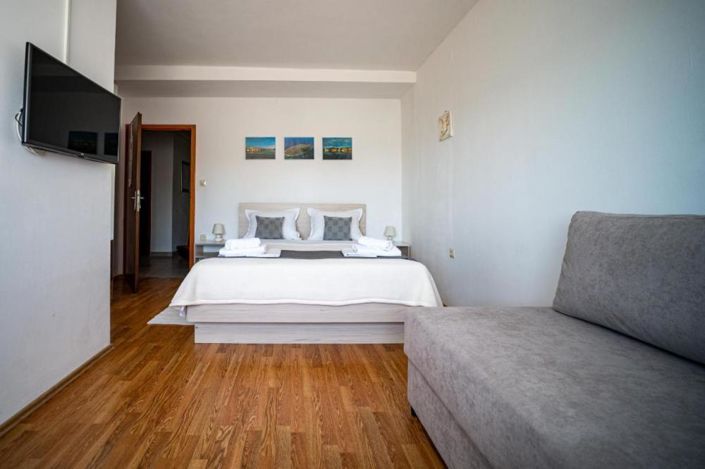 Image No.25-14 Bed Property for sale