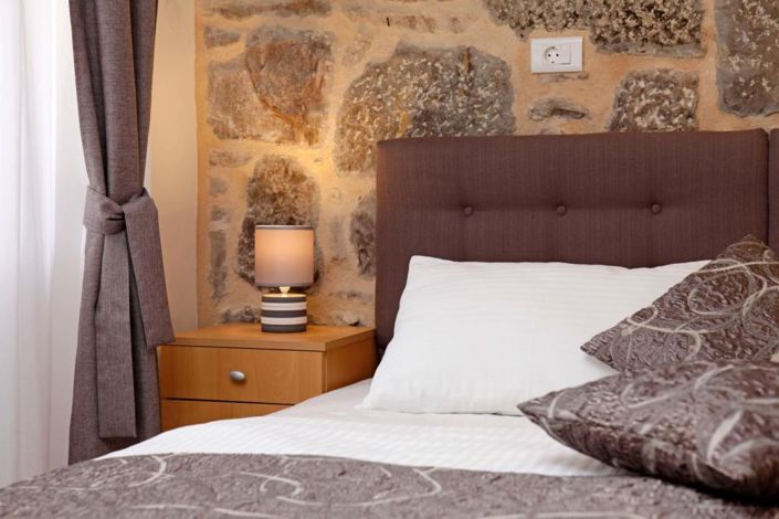 Image No.17-7 Bed Property for sale