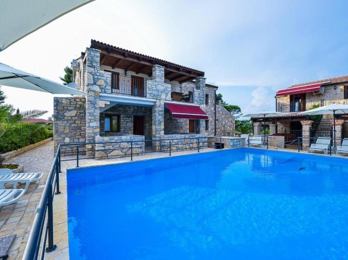 Image No.2-Propriété de 10 chambres à vendre à Vir