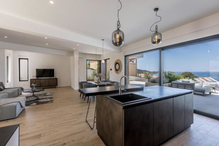 Image No.19-3 Bed Property for sale