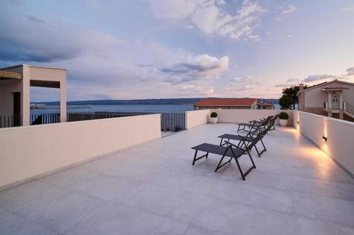 Image No.10-6 Bed Property for sale