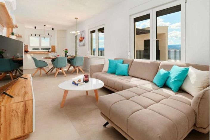 Image No.14-6 Bed Property for sale